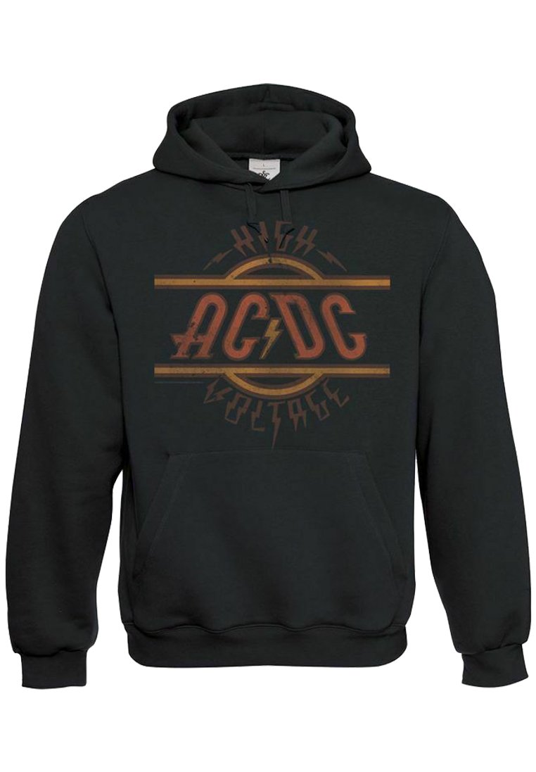 Zwarte hoodie met voorste kangoeroezak. Heeft een gedrukt grafisch ontwerp in oranje en gele tekst, "HIGH VOLTAGE AC/DC," met bliksemschichtaccenten.