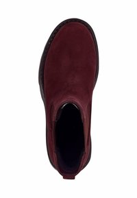 Burgundské semišové kotníčkové boty s elastickými bočními panely a kulatou špičkou, se zdůrazněnou černou gumovou podrážkou. Hladká textura po celé ploše.