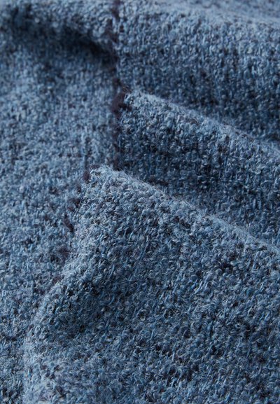 Tessuto blu texturizzato con un aspetto morbido e intrecciato. Presenta una combinazione di fibre blu più chiare e più scure, creando una ricca profondità.