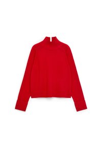 Helle rote Strickjacke mit hohem geripptem Stehkragen, langen Ärmeln und breiten gerippten Bündchen, flach auf einem weißen Hintergrund ausgelegt.