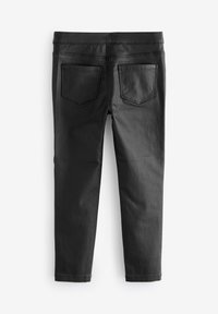 Pantalones de mezclilla negros con un diseño elegante, estilo de cinco bolsillos y perneras ajustadas. Textura suave y detalles de costura minimalistas.