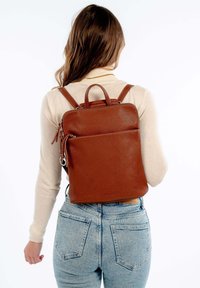 SURI FREY DEBBY - Sac à dos - cognac