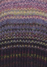 Kootud kangas, millel on lillakate, roosade ja tumedate toonide gradient; sisaldab tekstuurilisi mustreid ning peeneid kollaseid aktsente kogu ulatuses.