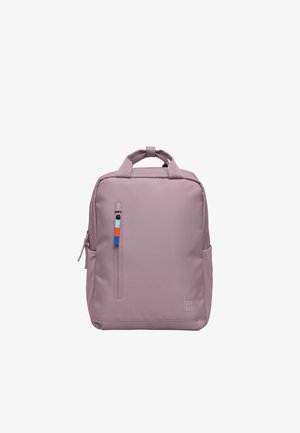 Firkantet støvet lyserød rygsæk med top-håndtag, lodret frontlynlåslomme med flerfarvet træk, og "GOT BAG"-logo nederst til højre.