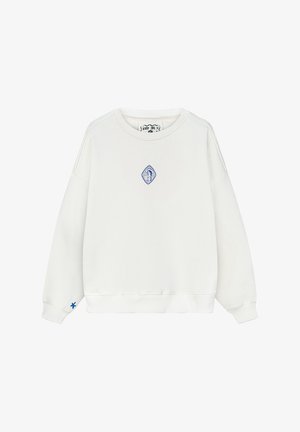 Biała bluza z okrągłym dekoltem, ściągaczami na mankietach i dolnej krawędzi. Zawiera niebieski haftowany motyw diamentu oraz małą niebieską gwiazdkę na rękawie.