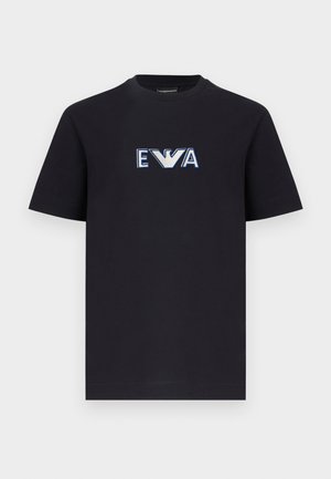 Melnas īsroku T-krekls ar zilu un baltu "EVA" logotipu un stilizētu ērkšķa emblēmu centrā krūtīs.