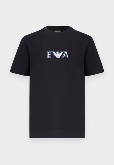 Μαύρο κοντομάνικο μπλουζάκι με μπλε και λευκό λογότυπο "EVA" και στυλιζαρισμένο έμβλημα αετού στο κέντρο του στήθο υς.