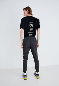 Jack & Jones JJIGORDON JJLANE VEGA - Hlače - asphalt