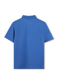 Polo à manches courtes de couleur bleue uniforme, en mélange de coton doux. Dispose d'un col classique et de bords propres et ourlés.