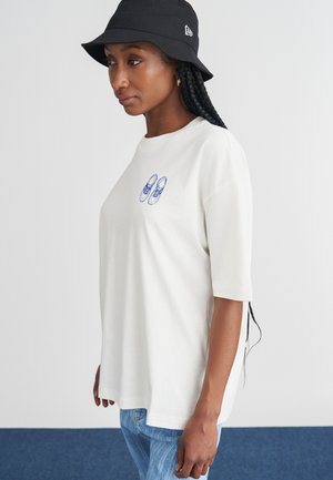 OUTFIT LAYOUT - Apdrukāts T-krekls - white