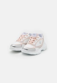 Weiße Sportschuhe mit rosa Akzenten und silbernen Details, ausgestattet mit einem Mesh-Design, strukturierten Seitenpaneelen und runden Schnürsenkeln.