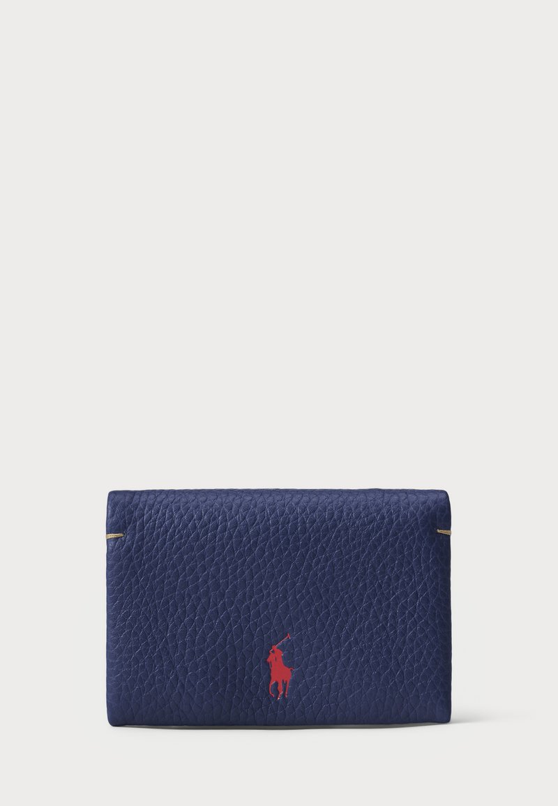 Portofel din piele de culoare bleumarin, cu o suprafață texturată, accente aurii și un logo cu un jucător de polo roșu pe față. Formă rectangulară.