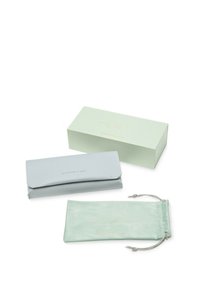 Custodia per occhiali in pelle azzurro chiaro con chiusura a patta, accompagnata da un sacchetto in seta verde chiaro con cordoncino. Entrambi presentano un logo dorato.