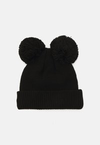 Fekete kötött sapka, amelynek tetején két nagy, bolyhos pom-pom található, és bordázott szegélye van. A textúra puhának és melegnek tűnik.