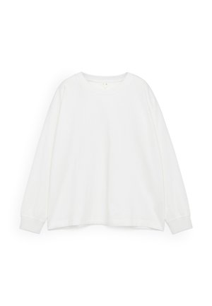 Einfarbiges, weißes langärmliges Crew-Neck-Shirt mit gerippten Bündchen, lockerer Passform und ohne sichtbare Muster oder Logos, auf einem weißen Hintergrund präsentiert.