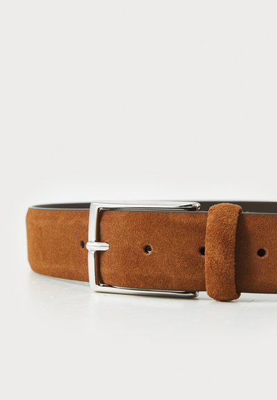 Brauner Wildledergürtel mit einer silbernen Metallschnalle, der über eine glatte Textur, mehrere Einstelllöcher und eine passende Schlaufe für überstehendes Band verfügt.
