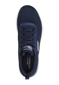 Sinetti urheiluvaate, jossa on verkko-yläosa, pyöreä kärki, nauhakiinnitys ja valkoinen välipohja. Sivulla on Skechers-logo ja muistivaahtovuori.