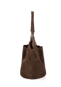 Borsa a secchiello in suede marrone con una sola tracolla, texture morbida e design a bocca aperta. La base è leggermente più larga, con un restringimento verso la parte superiore.
