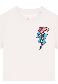 Weißes Baumwoll-T-Shirt mit einem bunten Grafikmotiv eines Rollerskates innerhalb eines blauen Blitzes, verziert mit pinken Akzenten.