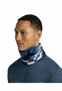 Gaiter de cuello multicolor hecho de tela suave, con patrones abstractos en azul y blanco, llevado sobre una camisa azul oscura.