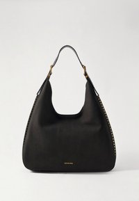 Μαύρο δερμάτινο τσάντα χειρός με καμπυλωτό σχήμα, διακοσμημένη με καρφιά σε χρυσή απόχρωση κατά μήκος της ραφής και έναν μονό ιμάντα ώμου για μεταφορά.