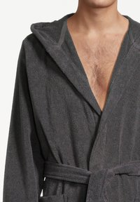 Accappatoio in spugna grigio scuro con superficie strutturata, cappuccio e cintura in vita, dotato di scollo a V e tasche.
