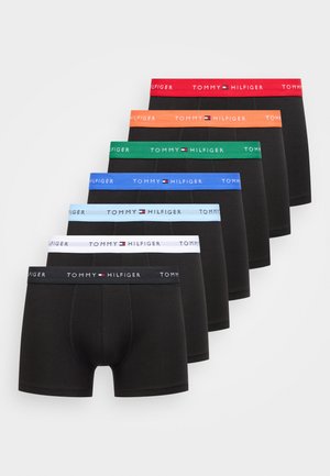 Herenboxershorts in zwart met diverse kleuren elastische taillebanden; kleuren zijn onder andere rood, oranje, groen, blauw, lichtblauw en wit.