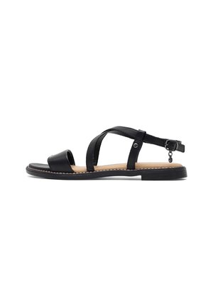 Sandalia de cuero negro con tiras cruzadas, puntera abierta y hebilla ajustable en el tobillo. Suela plana con ligera amortiguación y detalle de costura visible.