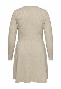 Vestido de suéter gris claro con patrón de canalé texturizado en el cuerpo, mangas largas y falda acampanada. Hecho de material de punto suave.