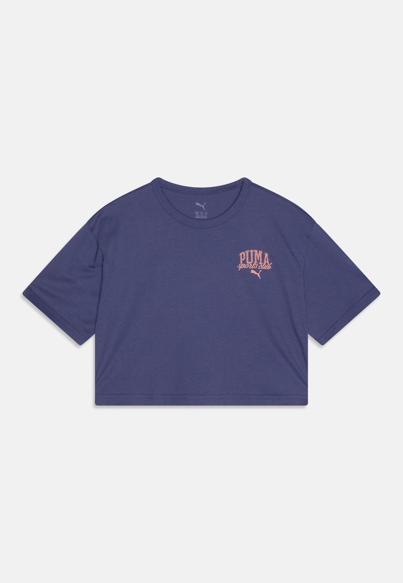 Kuttet lilla T-skjorte laget av bomull; har korte ermer og rund hals; inkluderer rosa "PUMA sportsklubb" tekstlogo på foran.
