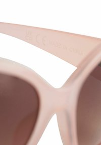Next MIT ZIERAUSSCHNITTEN - Aurinkolasit - mottled pink