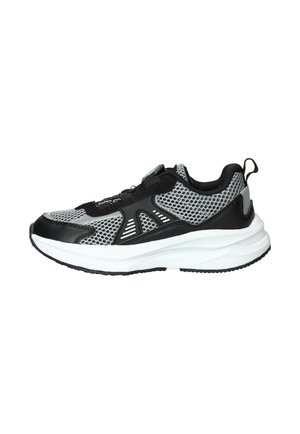 Zwart en grijs atletisch sneaker met een bovenwerk van mesh, een gewatteerde witte zool, een vetersysteem en gestructureerde accenten aan de zijkanten.