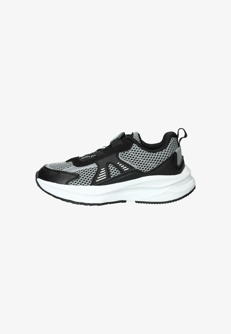 Zwart en grijs atletisch sneaker met een bovenwerk van mesh, een gewatteerde witte zool, een vetersysteem en gestructureerde accenten aan de zijkanten.