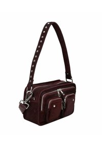 Bordeaux tas met een gestructureerd oppervlak, meerdere ritscompartimenten en een gespiked schouderband. Voorzien van zilverkleurige hardware accenten.