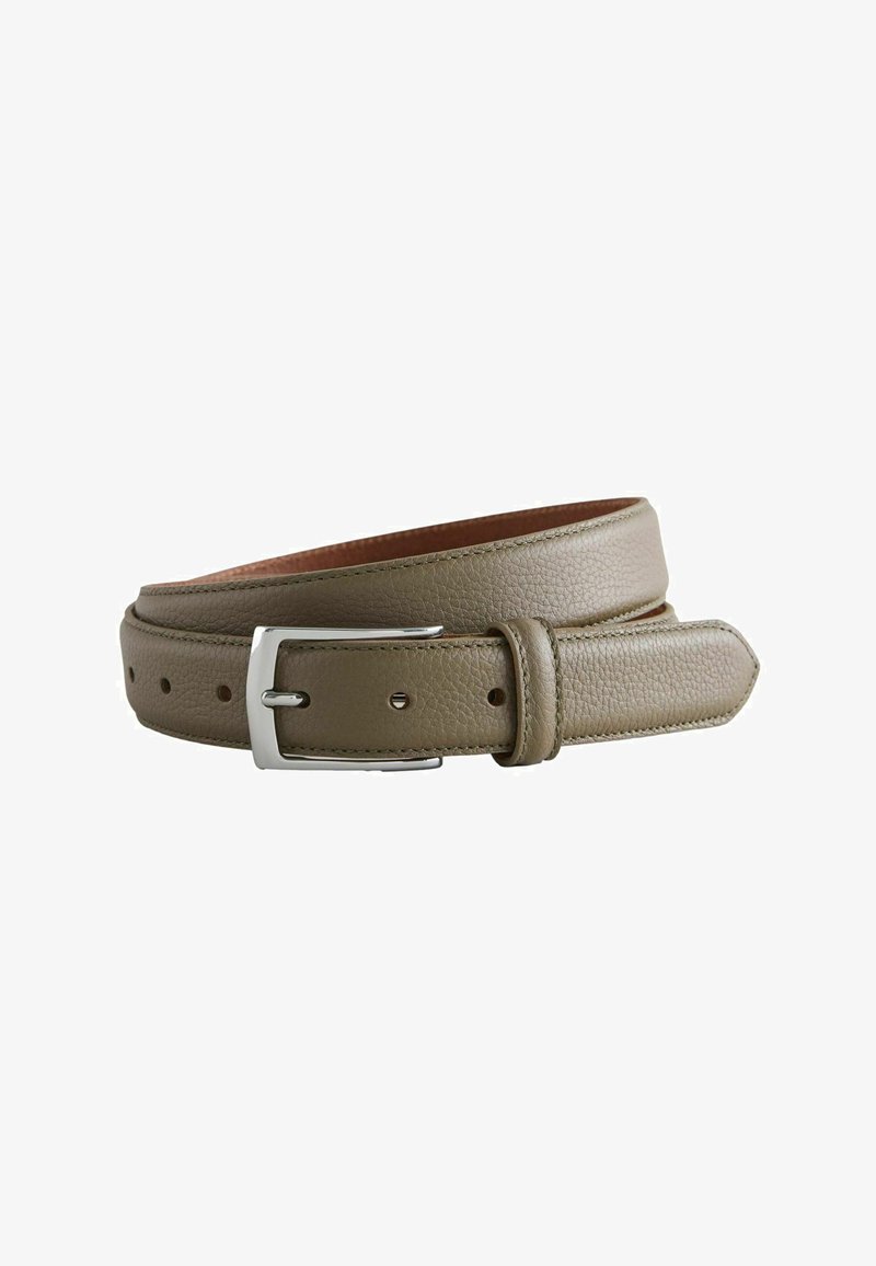 Ceinture en cuir marron texturé avec boucle rectangulaire en métal argenté, roulée sur un fond blanc.