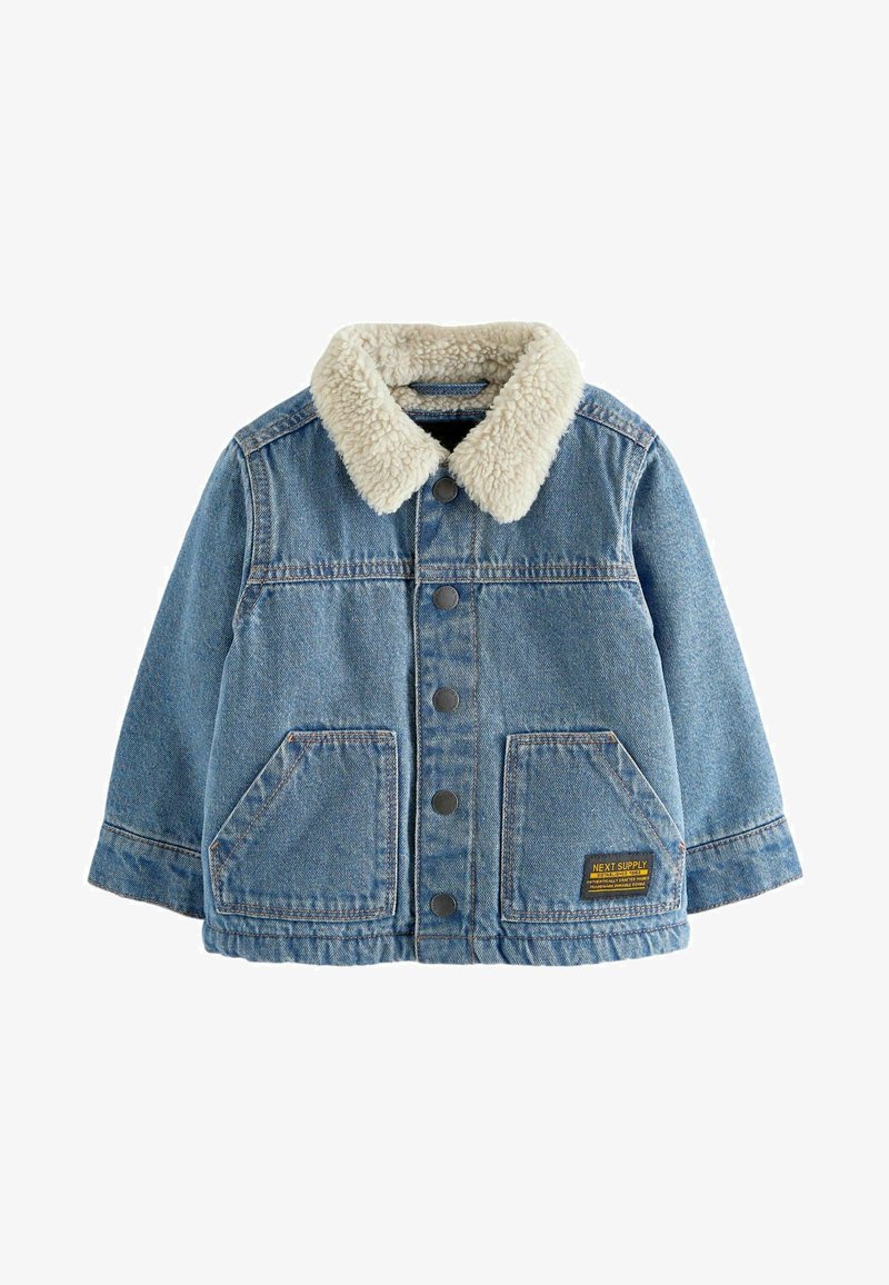 Denim jacket met een crèmekleurige nepbont kraag, voorzien van knopen aan de voorkant, twee opgestikte zakken en een blauwe textuurstof. Patchlabel aan de zijkant.
