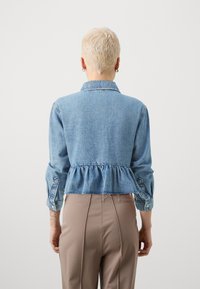 ONLY Petite ONLELLI FRILL - Πουκαμίσα με κουμπιά - medium blue denim