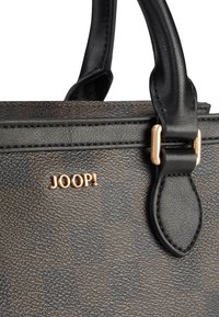 Bruine gestructureerde synthetische handtas met zwarte leren handvatten. Gouden hardwareaccenten en het geëmboste merklogo "JOOP!" aan de voorkant.