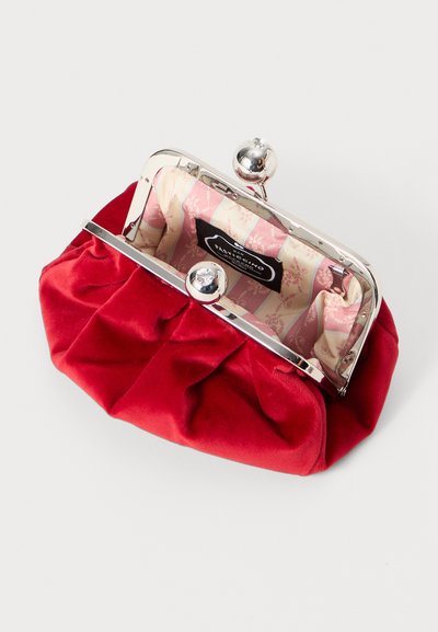 Clutch in velluto rosso con una struttura in metallo argento e chiusura a bacio. L'interno presenta un tessuto con motivo dai colori chiari.