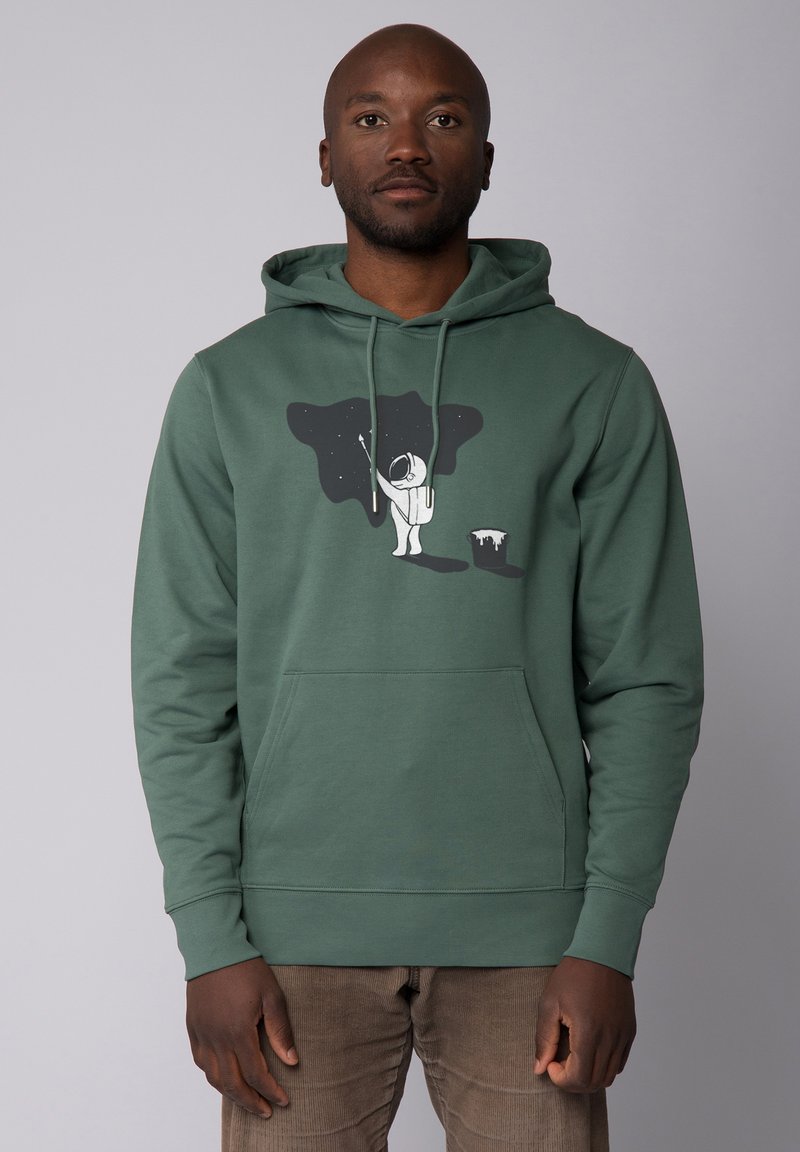Grüne Baumwollkapuzenjacke mit einer grafischen Illustration eines Astronauten neben einem Farbeimer. Sie hat eine Fronttasche und eine Kapuze mit Kordelzug.