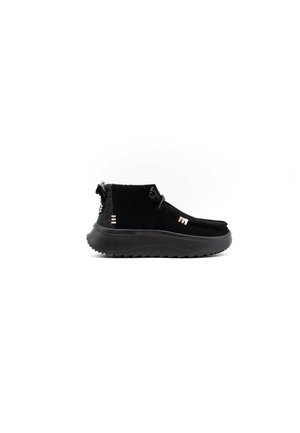 Bottes noires à la cheville en tissu texturé avec une épaisse semelle en caoutchouc. Elles présentent un design à lacets, des accents surélevés et une poignée à l'arrière.