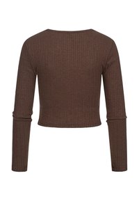 Bruine geribbelde langemouwen crop top met een ronde halslijn en aansluitende mouwen, gemaakt van textiel met subtiele horizontale lijnen.