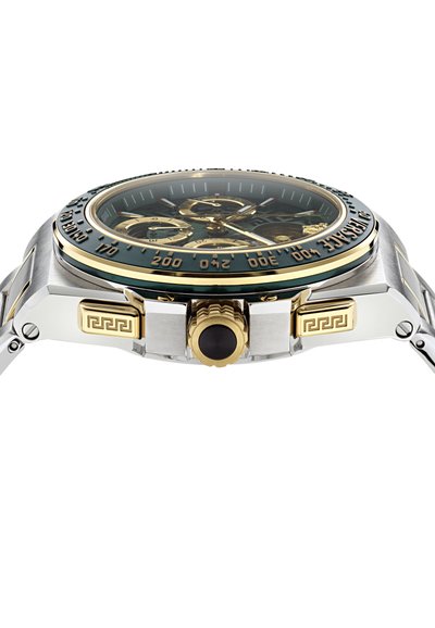 Vīriešu pulkstenis ar nerūsējošā tērauda korpusu un zelta akcentiem. Zaļš ciparnīca ar hronogrāfa funkcijām. Melna krona un sarežģīts bezela dizains.