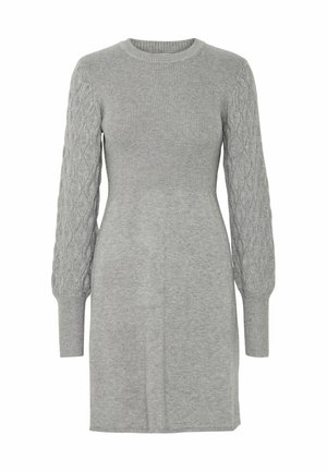 Abito maglione grigio a maglia con corpo a coste e maniche a trecce, caratterizzato da un collo rotondo e maniche lunghe. Design minimalista.