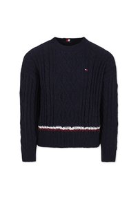 Suéter azul marino con textura de trenzado, presentando un acento de rayas blancas y rojas en el dobladillo y un pequeño logotipo en el pecho.