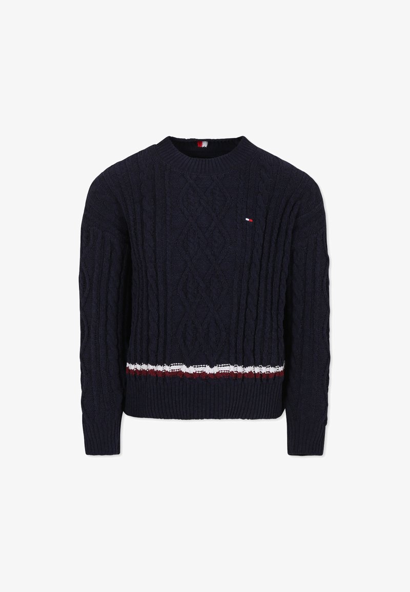 Suéter azul marino con textura de trenzado, presentando un acento de rayas blancas y rojas en el dobladillo y un pequeño logotipo en el pecho.