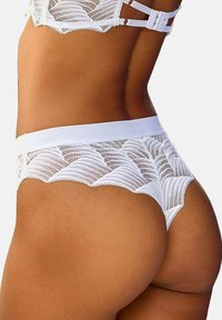Spitzen-Tanga mit gewellten Kanten, in weißer Farbe, mit einem glatten Bund und einem strukturierten Blumenmuster im Hauptbereich.