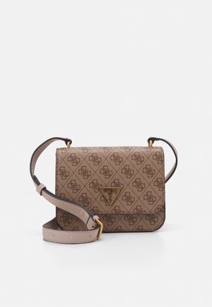 Bruine monogram crossbody tas met verstelbare band en gouden driehoekig Guess-logo op het voorflapje.