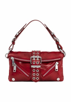 Červená kožená kabelka se stříbrnými přezkami, dvěma diagonálními kapsami na zip a širokým popruhem s několika oky.