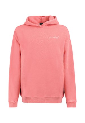 Koraalroze capuchontrui met lange mouwen, geribbelde manchetten en zoom, en een klein wit tekstlogo op de linkerborst.